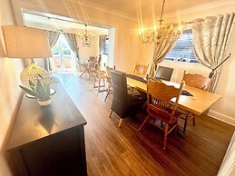 Peveril House, Spacious Eco-friendly Holiday Home