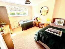 Peveril House, Spacious Eco-friendly Holiday Home