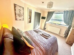 Peveril House, Spacious Eco-friendly Holiday Home