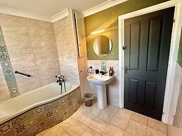 Peveril House, Spacious Eco-friendly Holiday Home