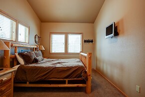 23 Quelah Spacious Home with Stone-Facade Fireplace and Pool Table by 