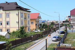 Apartment on Kamyshovaya 41, apt 19