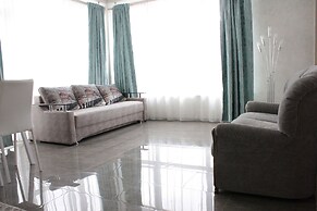 Apartment on Kamyshovaya 41, apt 19