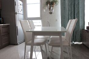 Apartment on Kamyshovaya 41, apt 19