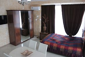 Apartment on Kamyshovaya 41, apt 18