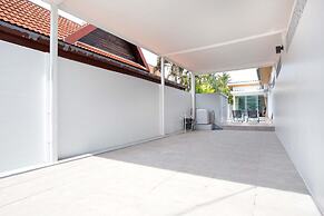 Tropical Living in Modern Villa Lancelot