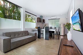 Tropical Living in Modern Villa Lancelot