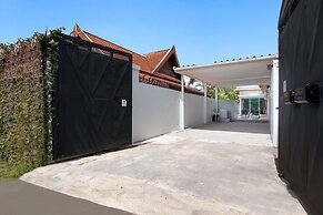 Tropical Living in Modern Villa Lancelot