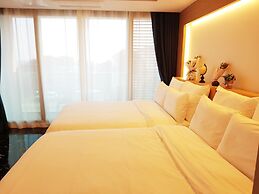 Memoria Pool Villa Family Pension