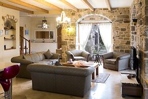 Important Group Villa Citrus