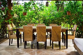 Important Group Villa Citrus