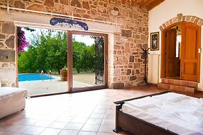 Important Group Villa Citrus