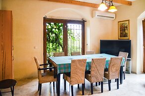 Important Group Villa Citrus