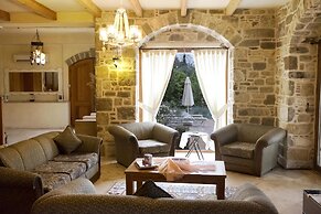 Important Group Villa Citrus