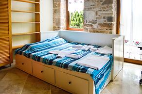 Important Group Villa Citrus