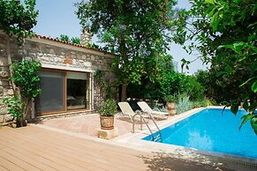 Important Group Villa Citrus