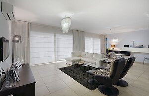 Luxury Apt With Side Seaviews and Pool, Best Location