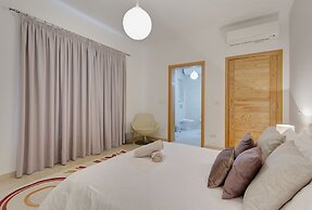 Luxury Apt With Side Seaviews and Pool, Best Location