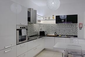 Luxury Apt With Side Seaviews and Pool, Best Location