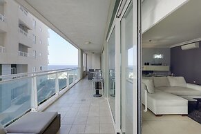 Luxury Apt With Side Seaviews and Pool, Best Location