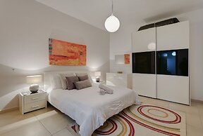 Luxury Apt With Side Seaviews and Pool, Best Location