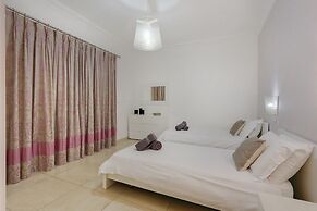 Luxury Apt With Side Seaviews and Pool, Best Location