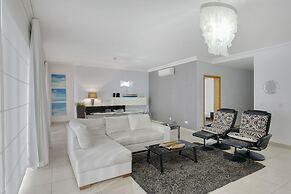 Luxury Apt With Side Seaviews and Pool, Best Location