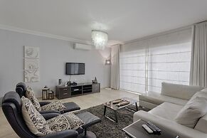 Luxury Apt With Side Seaviews and Pool, Best Location