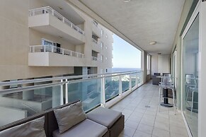 Luxury Apt With Side Seaviews and Pool, Best Location