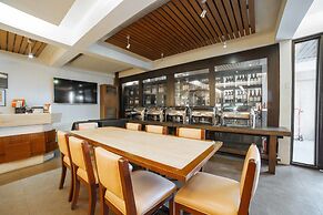 RedDoorz Plus near Naia Expressway