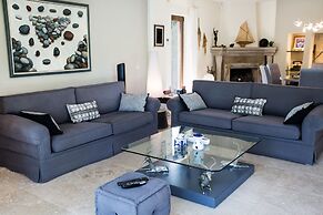 Important Group Villa Dream