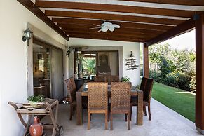 Important Group Villa Dream