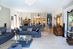 Important Group Villa Dream