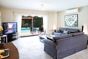 Important Group Villa Dream