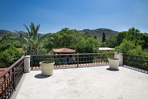 Important Group Villa Dream