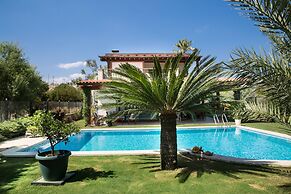 Important Group Villa Dream