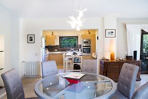 Important Group Villa Dream