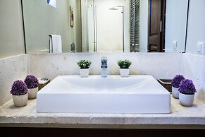 Important Group Villa Dream