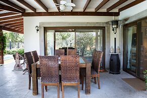 Important Group Villa Dream