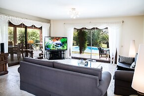 Important Group Villa Dream