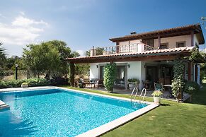 Important Group Villa Dream