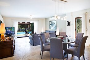 Important Group Villa Dream