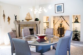 Important Group Villa Dream