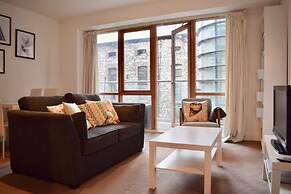 Modern and Stylish Apartment by Grand Canal