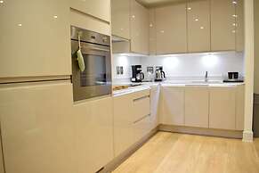 Bright 2 Bedroom Flat in Park Royal