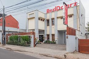 RedDoorz near Jatinangor Town Square
