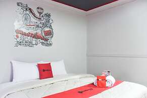 RedDoorz Plus near RSCM Jakarta