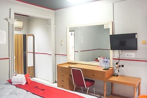 RedDoorz Plus near RSCM Jakarta