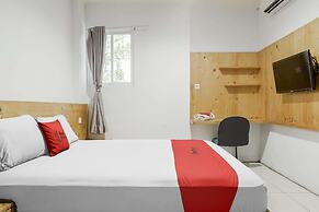 RedDoorz Plus near Dharmawangsa Square 2