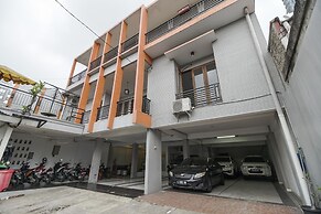 RedDoorz Plus near Dharmawangsa Square 2